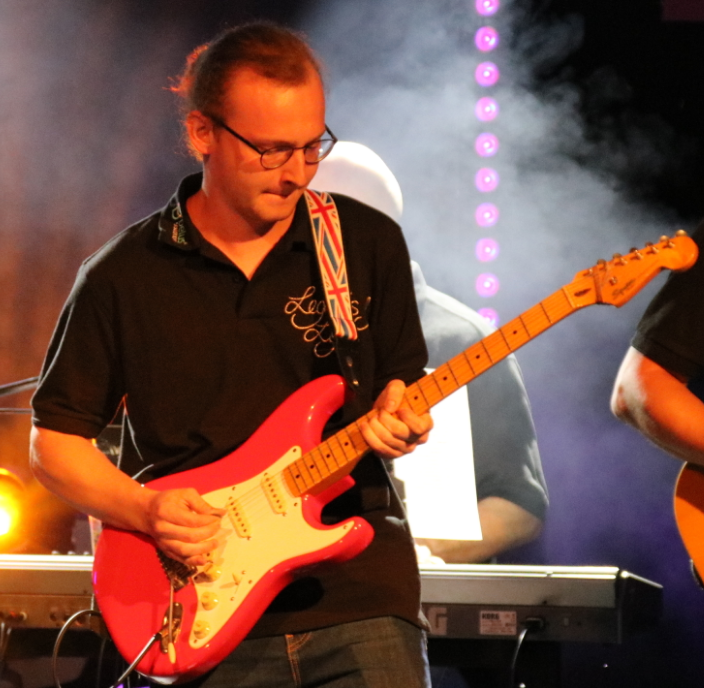 Oliver (guitar) Oliver (guitar)